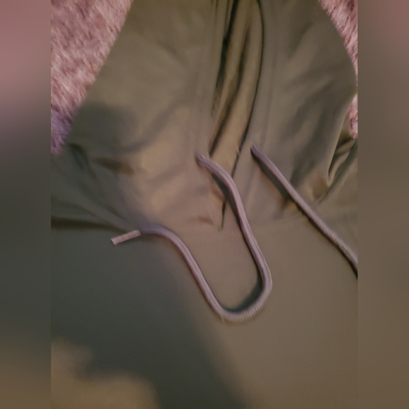 Army green pocketed hoodie - Picture 2 of 6